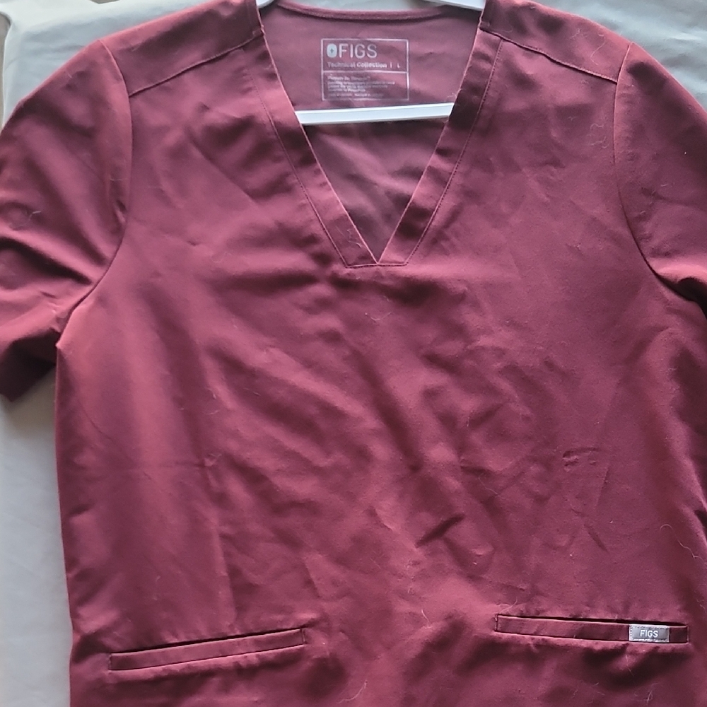 Figs CASMA V-Neck Scrub Three-Pocket Scrub Top